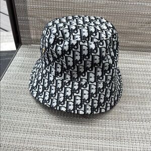 NO BRAND LADIES/MEN’S BLACK WHITE BUCKET HAT